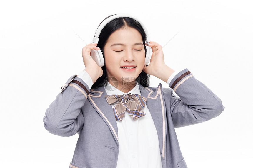 头戴耳机听音乐的中学生图片