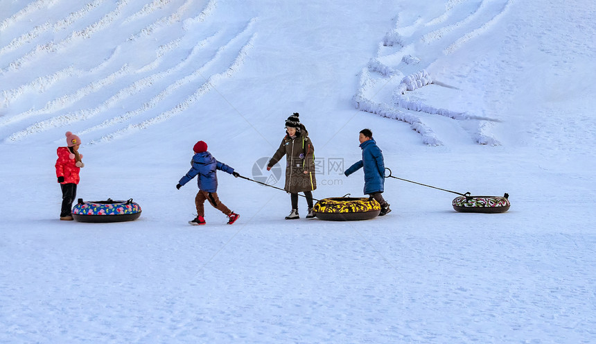 内蒙古冬季滑雪场游人游玩图片
