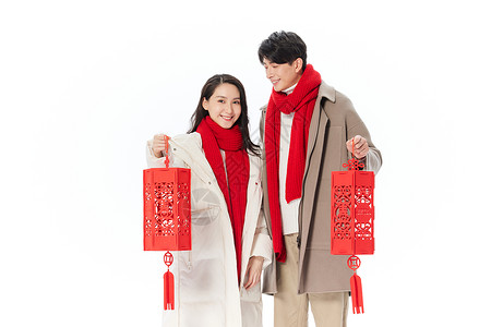 青年夫妻提春节挂饰过新年图片