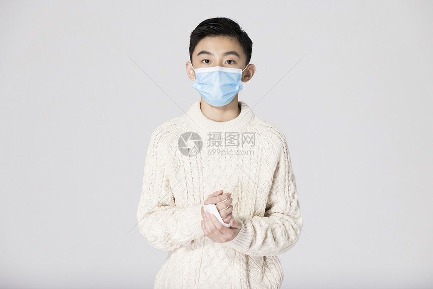 青少年男孩戴口罩手部清洁消毒图片