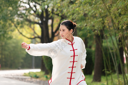 穿着练功武术服的女性图片素材