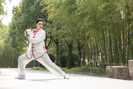 太极推手女性在公园里练习太极拳武术背景