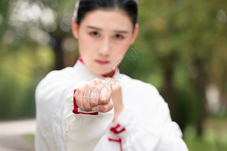 穿着练功武术服的女性拳头特写背景图片