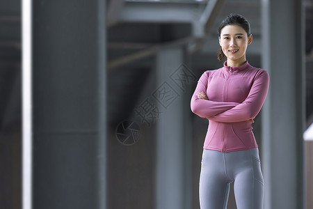 大健康项目穿着健身衣双手抱胸的女性背景