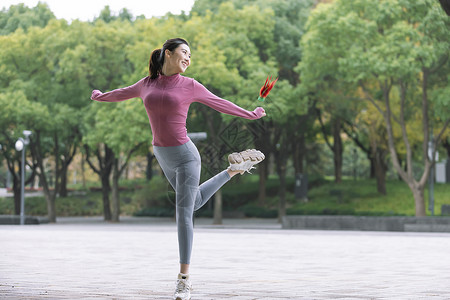 踢毽子的女性高清图片