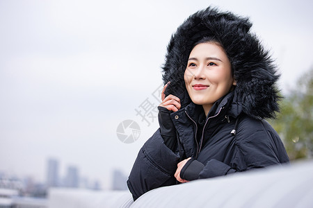 冬季穿着黑色羽绒服的女性看风景图片