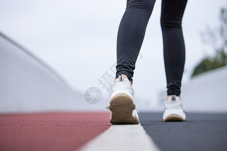 冬季项目跑步的女性脚特写背景