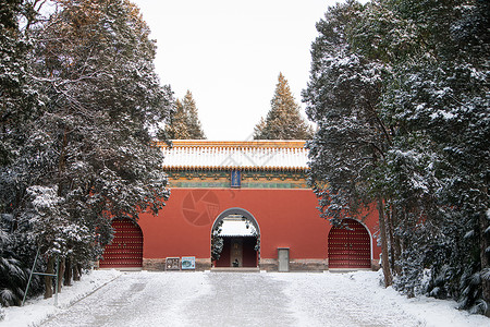 南京明孝陵红墙雪景图片