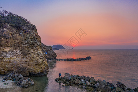 第六海水浴场青岛石老人海水浴场海岸线日出背景