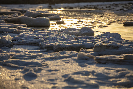 朝阳暖色光线照射结冰的大海图片