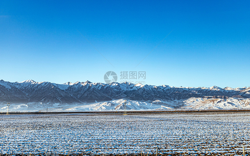 冬季雪后的祁连山脉图片