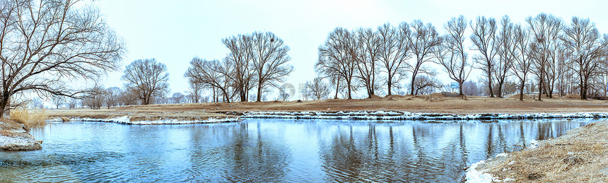 内蒙古冬季山村河水树木外景图片