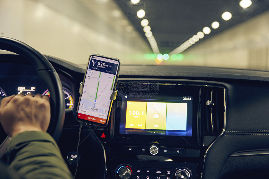司机使用手机导航驾驶汽车图片