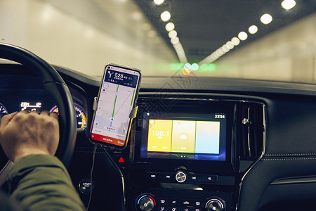 司机使用手机导航驾驶汽车高清图片