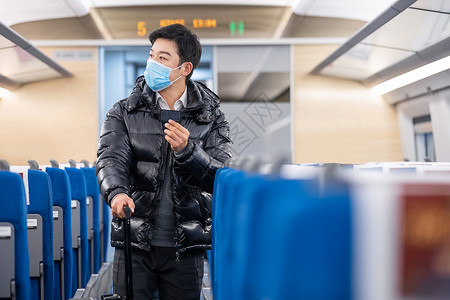 男性拿着车票核对位置信息背景图片