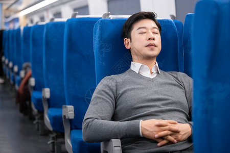 乘坐火车时睡着的男性图片