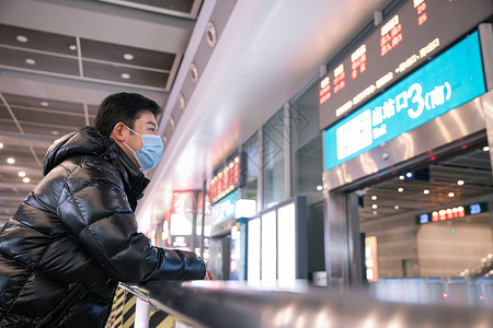 等待友人出站的男性图片