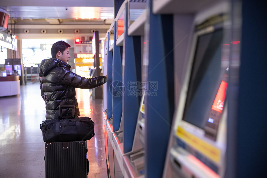 男性在火车站取车票报销凭证图片