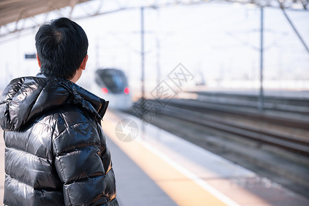 在站台等候列车进站的男性图片
