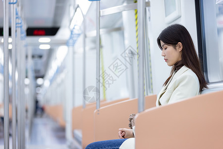 下班回家的女性在地铁上睡着背景图片