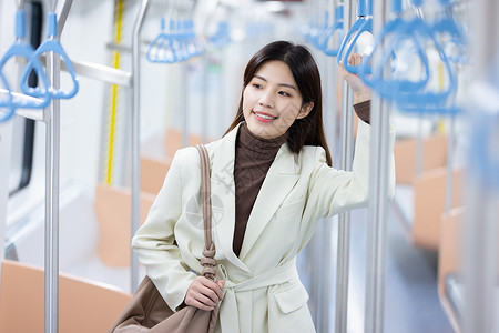 下班回家的女性乘坐地铁图片