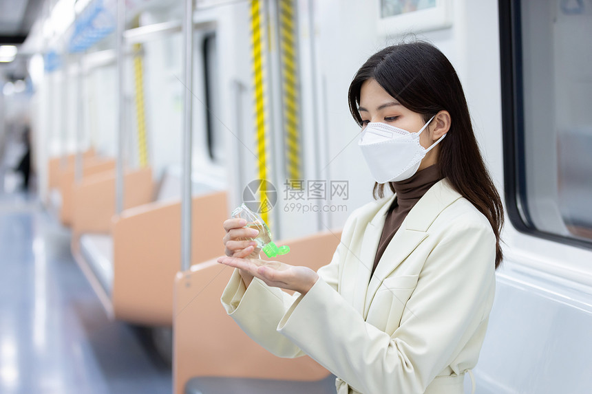 疫情期间下班回家的女性给手部消毒图片