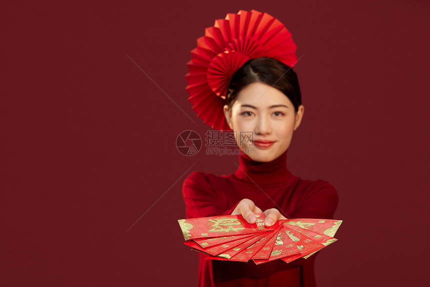 中国风国潮美女新年发红包图片