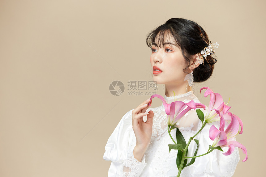 时尚美女拿鲜花图片