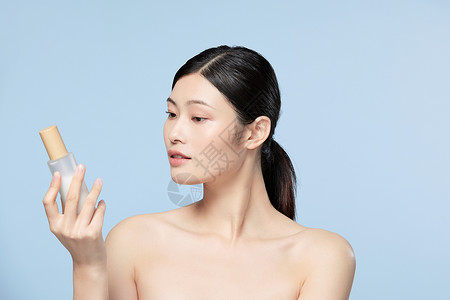 女性使用保湿乳液护理皮肤图片