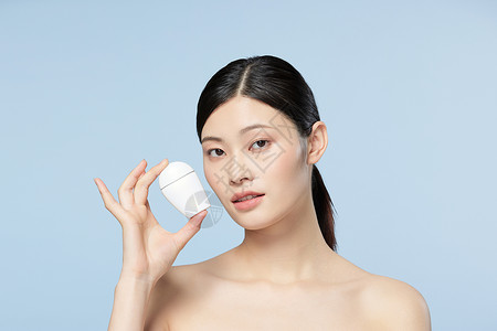 高级脸女性展示便携式防晒霜背景