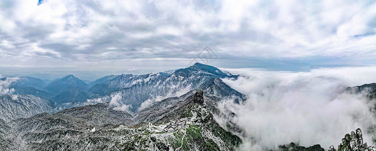 航拍贵州梵净山雪景全景图图片