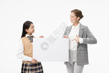 外教与小女孩两人托着白板高清图片