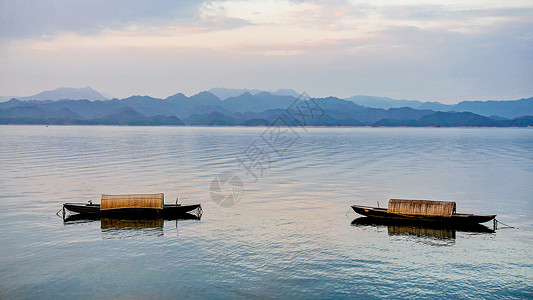 千岛湖岛上风光傍晚千岛湖水库的渔船归来背景