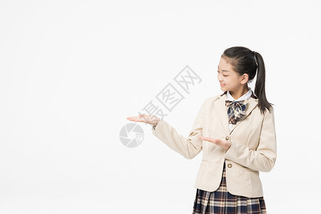 双手展示的小女孩女学生合成素材背景图片