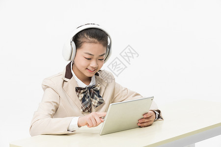 人物素材语言女孩小学生通过平板电脑上网课背景