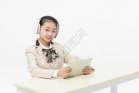 使用平板电脑上网课的女学生功课辅导高清图片素材