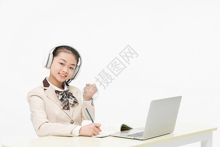 人物素材语言女孩小学生通过笔记本电脑上网课背景