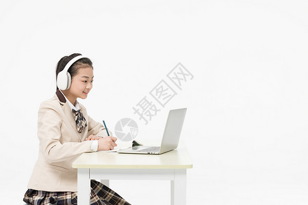 女孩小学生通过笔记本电脑上网课视频高清图片素材