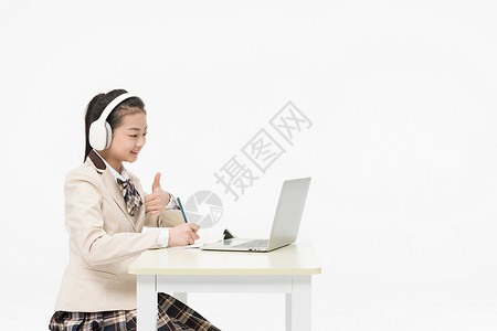 女孩小学生通过笔记本电脑上网课语言高清图片素材