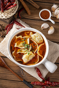 白色碗里的红汤饺子高清图片
