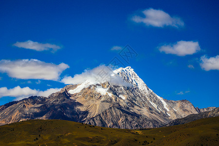 翁丁格聂神山背景