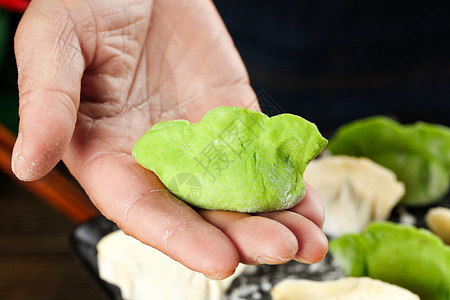 菠菜饺子擀皮包饺子高清图片