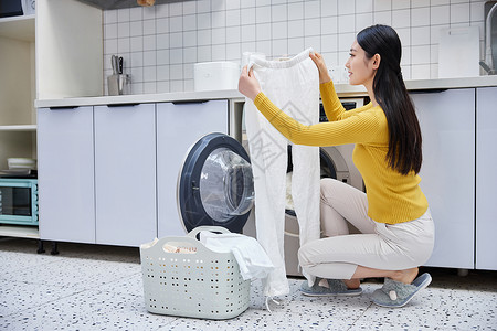 做家务的女性整理清洗脏衣物图片