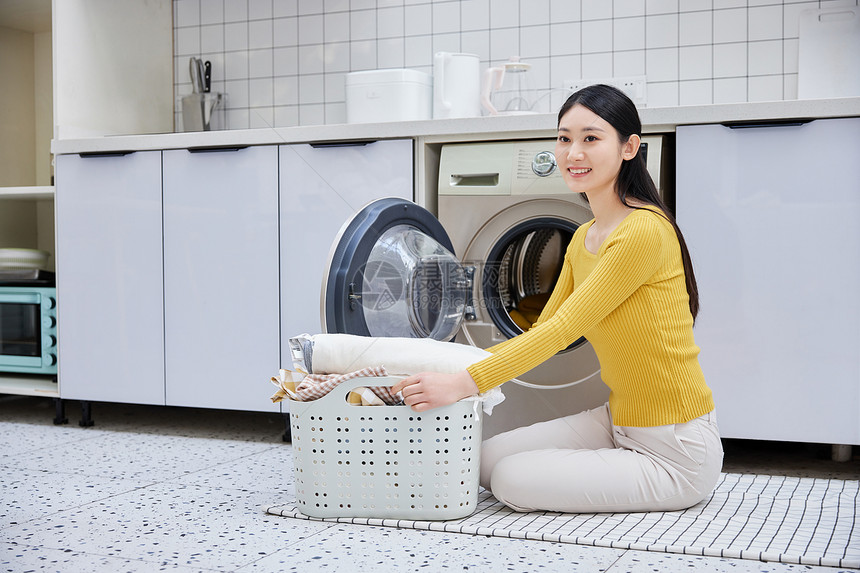 做家务的女性整理清洗脏衣物图片