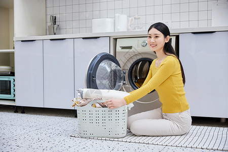 做家务的女性整理清洗脏衣物图片