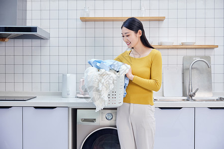 家庭主妇居家整理脏衣篮洗衣服高清图片