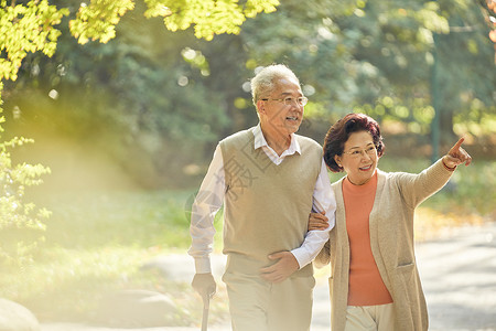 老年夫妇早晨公园散步图片