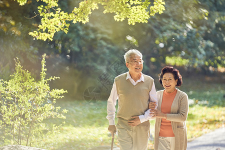 老年夫妇早晨公园散步走路高清图片素材