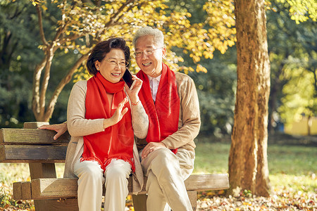 老年夫妇一起听手机电话黄种人高清图片素材