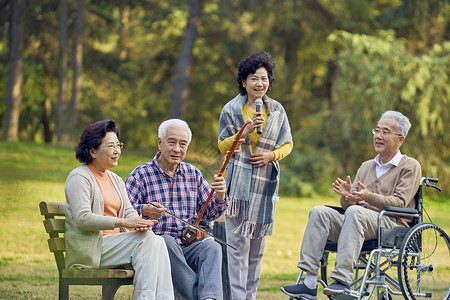 老年人公园一起相伴唱歌背景图片